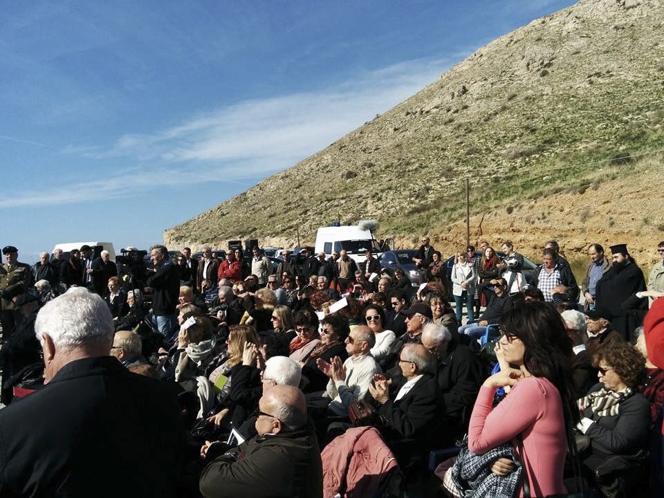 Familiari e partecipanti a una commemorazione del Piroscafo Oria